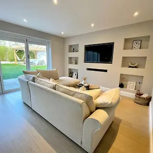  Holiday home Modern, With Large Garden